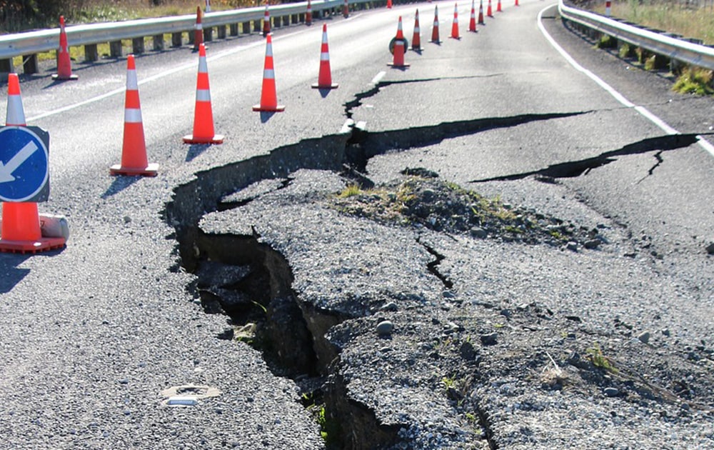 地震で割れた道路